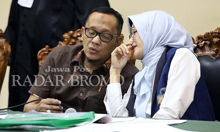 MANTAN BUPATI PROBOLINGGO: Hasan Aminuddin dan istrinya Puput Tantriana Sari saat mengikuti sidang kasus gratifikasi dan TPPU, beberapa waktu lalu. (Zainal Arifin/ Radar Bromo)