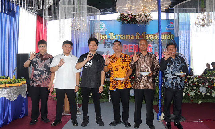 MERIAH: Pemberian tumpeng dari 3 putra Gunawan Agung Aprilianto yaitu Mukhamad Gian Aljabal, Mochamad Ardan Gunawan, dan Mochamad Givan Alfarizih kepada pengelola SPBU Kebonagung.