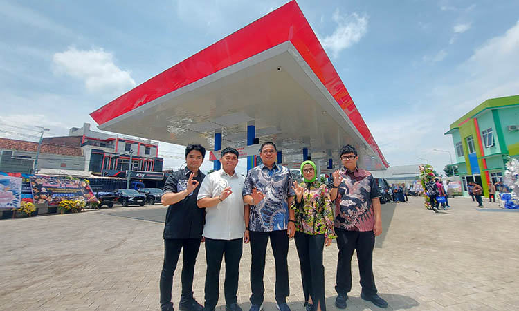 KOMPAK: Owner PO Pandawa 87 dan SPBU Kebonagung Gunawan Agung Aprilianto didampingi istri, Elvi Marliana dan 3 putranya, Mukhamad Gian Aljabal, Mochamad Ardan Gunawan, dan Mochamad Givan Alfarizih.
