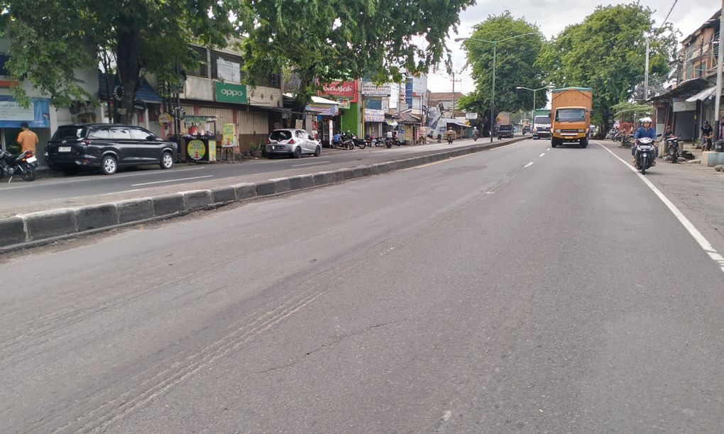BERGELOMBANG: Jalan raya Malang-Surabaya di Desa Kejapanan, Kecamatan Gempol yang bergelombang. Tahun ini, bakal ditangani.