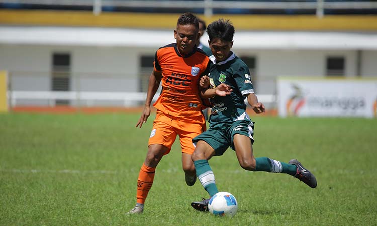 KENA KARTU MERAH: Winger Persipro Muammar Khadafi (kiri) berusaha merebut bola dari pemain Persekap, Kamis (9/1). Ia diganjar kartu merah dalam laga itu. (Persipro 54 for Radar Bromo)