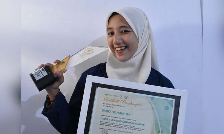 Mahasiswi Fakultas Pendidikan Bahasa Arab Unuja Paiton, Hamzatul Fajariyah meraih Juara II Lomba Pidato Bahasa Arab tingkat Internasional yang digelar PCI NU Suriah.