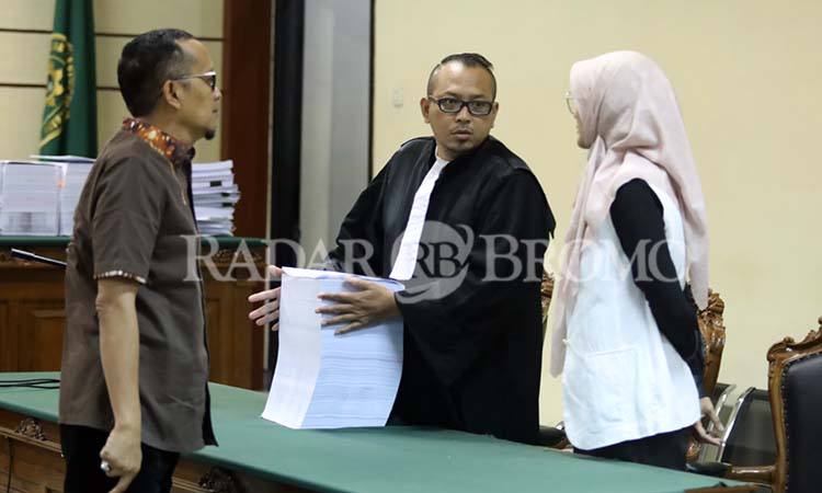 Terdakwa Mantan Bupati Probolinggo Hasan Aminuddin dan Puput Tantriana Sari berdiskusi dengan kuasa hukumnya usai sidang. (Zainal Arifin/ Radar Bromo)