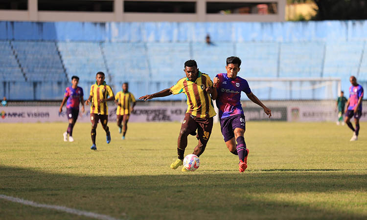 LEG PERTAMA: Gelandang Rans Nusantara Guntur Ariyadi saat berlaga melawan Persewar Waropen di laga tandang. Saat itu Rans Nusantara menang 2-1.