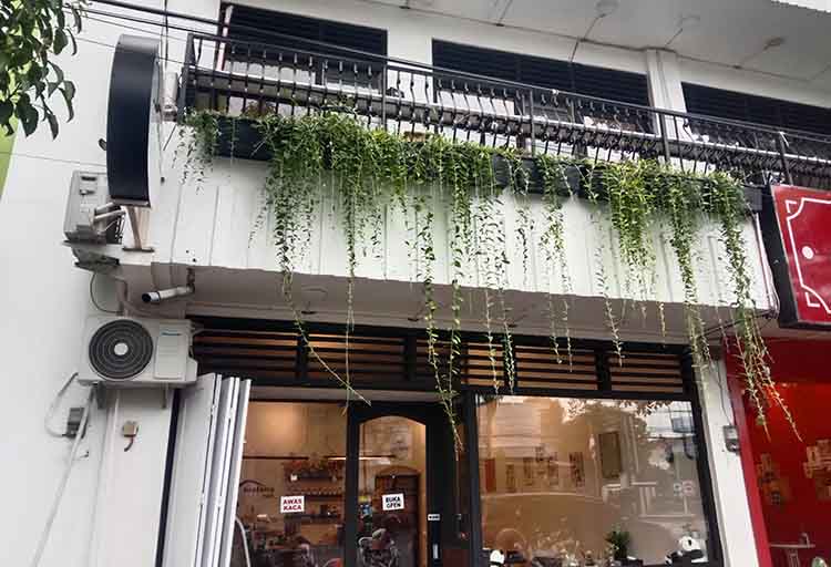TAMPIL BERANI: Sebuah kafe tampil berani, berjejer pertokoan dan rumah makan di jantung Kota Probolinggo.
