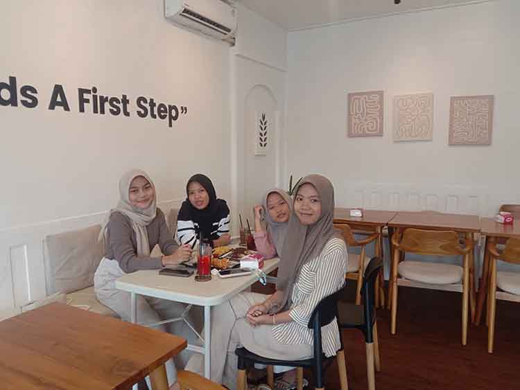 SANTAI: Sejumlah remaja nongkrong di sebuah kafe minimalis di Pusat Kota Probolinggo.