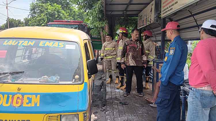 PADAM: Satu unit angkutan kota bernomor N 1172 UR milik Budiono, warga Kelurahan Sukabumi, Kecamatan Mayangan, Kota Probolinggo, sempat terbakar depan Puskesmas Ketapang, Sabtu (11/1).