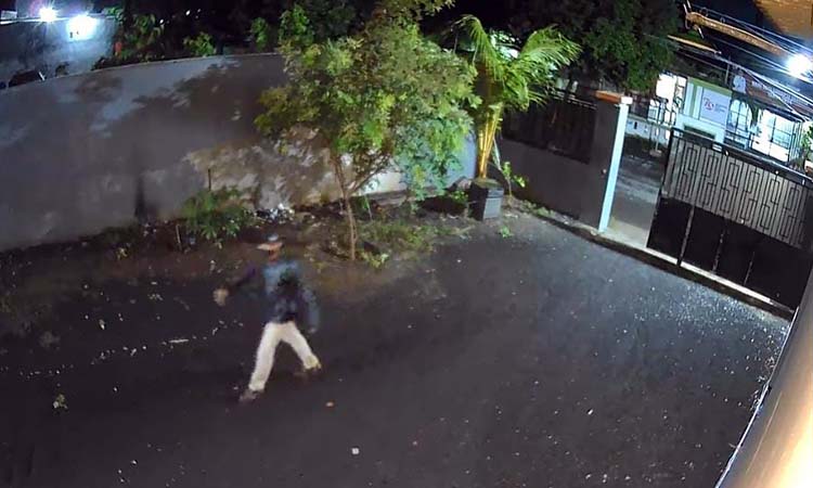 TEREKAM CCTV: Aksi pelaku yang masuk tanpa merusak gembok pagar kos.
