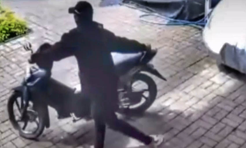TEREKAM KAMERA: Pencuri motor yang beraksi di Kraksaan beberapa waktu lalu.