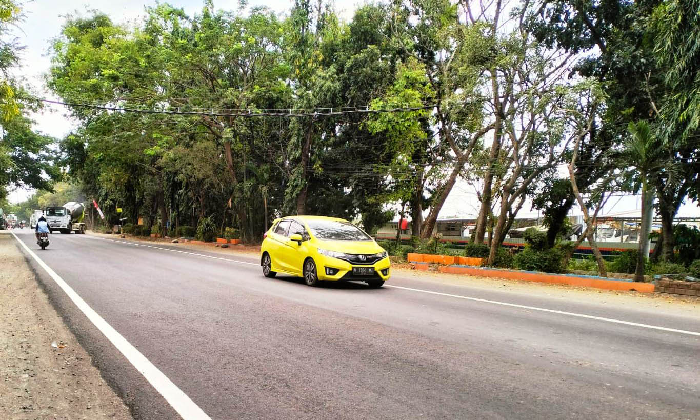 AMAN DILINTASI: Markah jalan yang sudah terpasang di ruas Jalan Pantura Kecamatan Pajarakan.