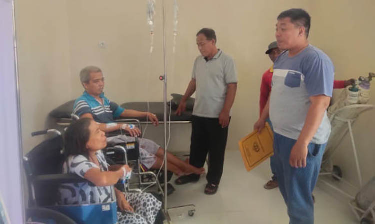 LUKA AKIBAT SAJAM: Bawon yang mengalami luka bacok di tangan sebelah kanan dan Sutami luka bacok di tangan sebelah kiri dan kepala bagian belakang.