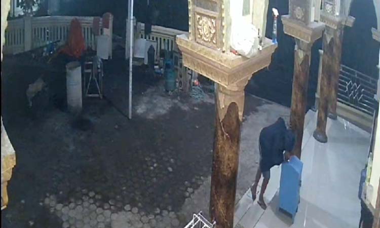 TEREKAM CCTV: Aksi salah satu pelaku saat membobol kotak amal di Masjid Jami&rsquo; Baitus Salam Desa Watuwungkuk, Kecamatan Dringu, Probolinggo.