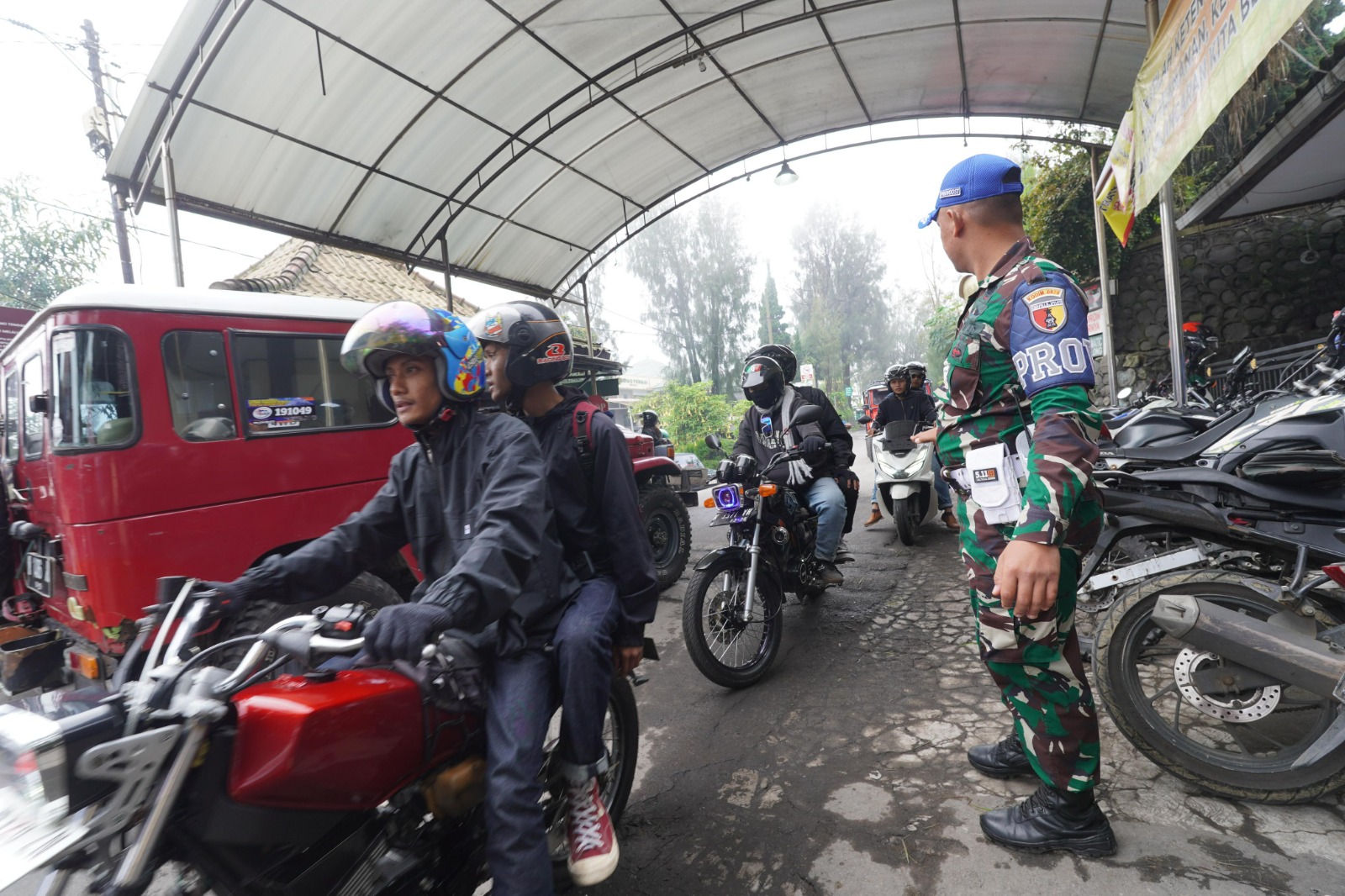 LANCAR: Sejumlah jip wisatawan melintas di Pintu Gerbang Cemorolawang Gunung Bromo, Kabupaten Probolinggo saat libur Nataru 2024, Rabu (1/1).