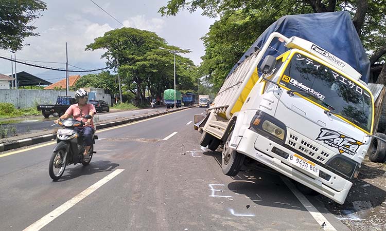 TKP: Lokasi truk mogok karena as roda patah yang tertabrak pengendara motor N-Max di Legok, Gempol, Pasuruan. (Rizal Syatori/ Radar Bromo)