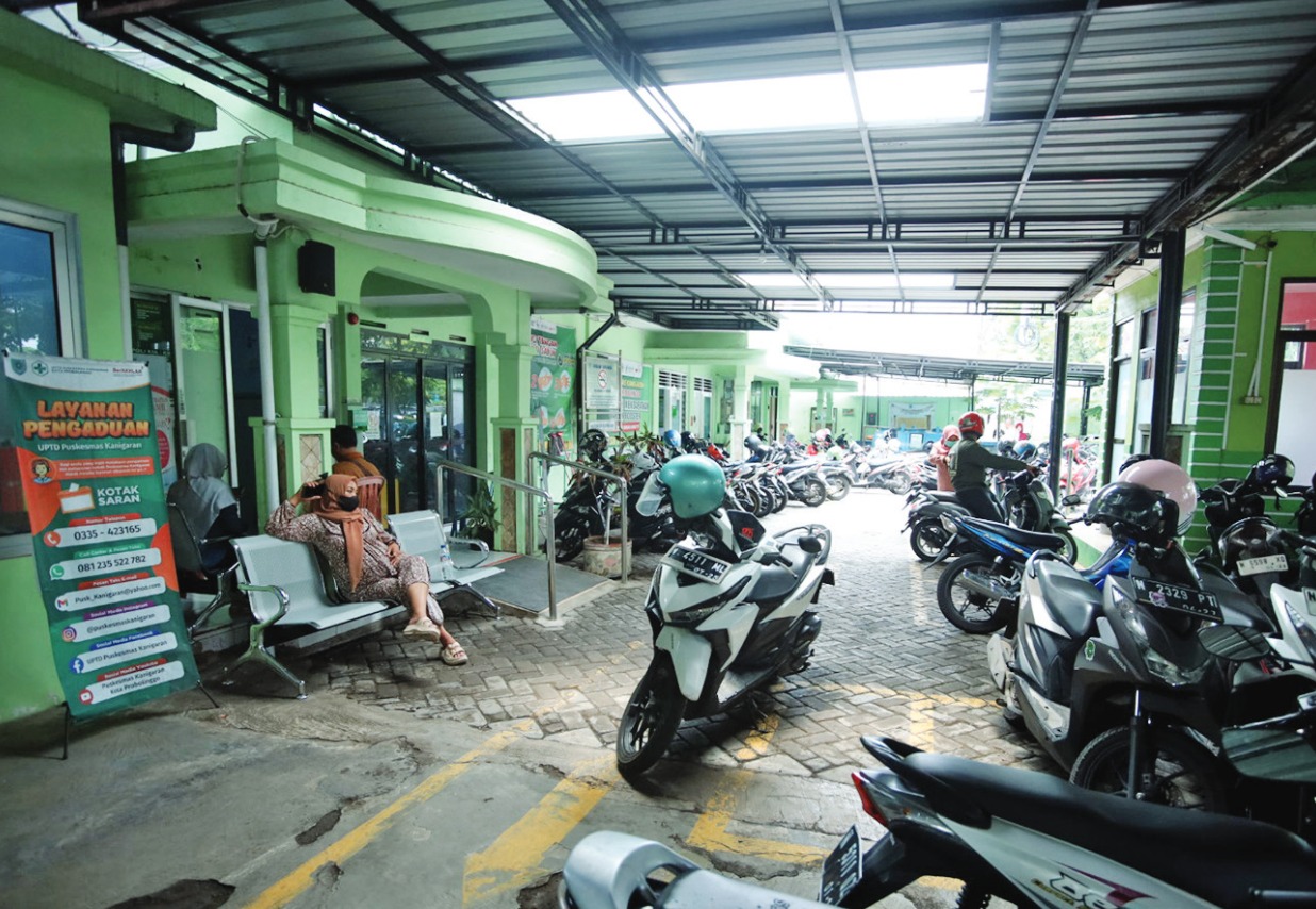 SESAK: Ratusan kendaraan parkir di depan Puskemas Kanigaran, Kota Probolinggo. Puskesmas ini sulit dikembangkan karena lahannya terbatas.