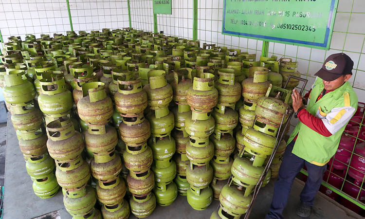 MENATA: Pegawai di salah satu pangkalan elpiji saat menata tabung gas elpiji. Mulai 15 Januari, harga tabung gas elpiji 3 kilogram akan naik.