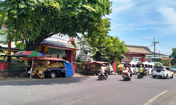 BERJEJER: Para PKL durian yang menggelar lapaknya di depan Masjid Cheng Hoo Pandaan. Meski dilarang, mereka tetap nekat berjualan.