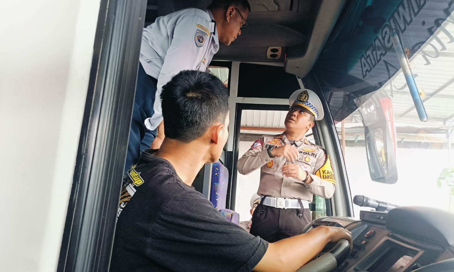ANTISIPASI: Pemeriksaan kelayakan bus pariwisata di perusahaan bus pariwisata, Rabu (15/1) untuk mengantisipasi insiden kecelakaan.