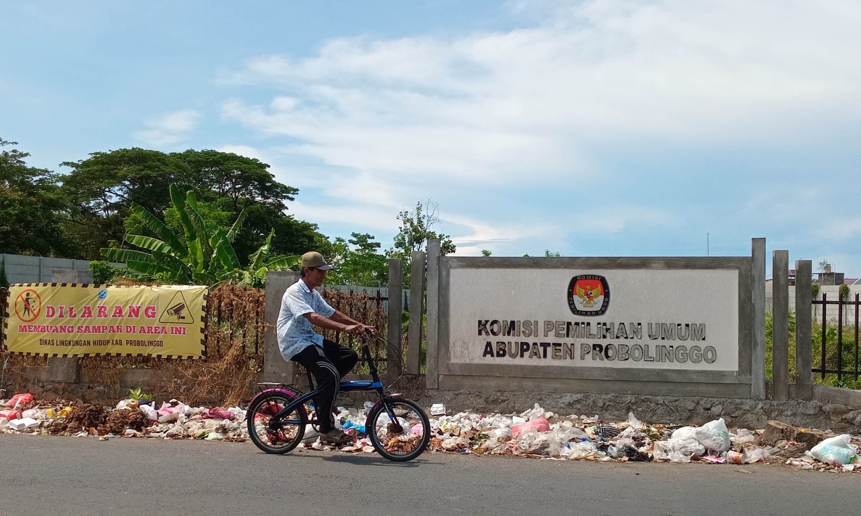 GANGGU KENYAMANAN: Tumpukan sampah di bekas TPS di Jalan Wahidin di Kraksaan Wetan.
