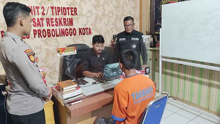 DIPERIKSA: Fauzan menjalani pemeriksaan di Mapolres Probolinggo Kota, Rabu (14/1).