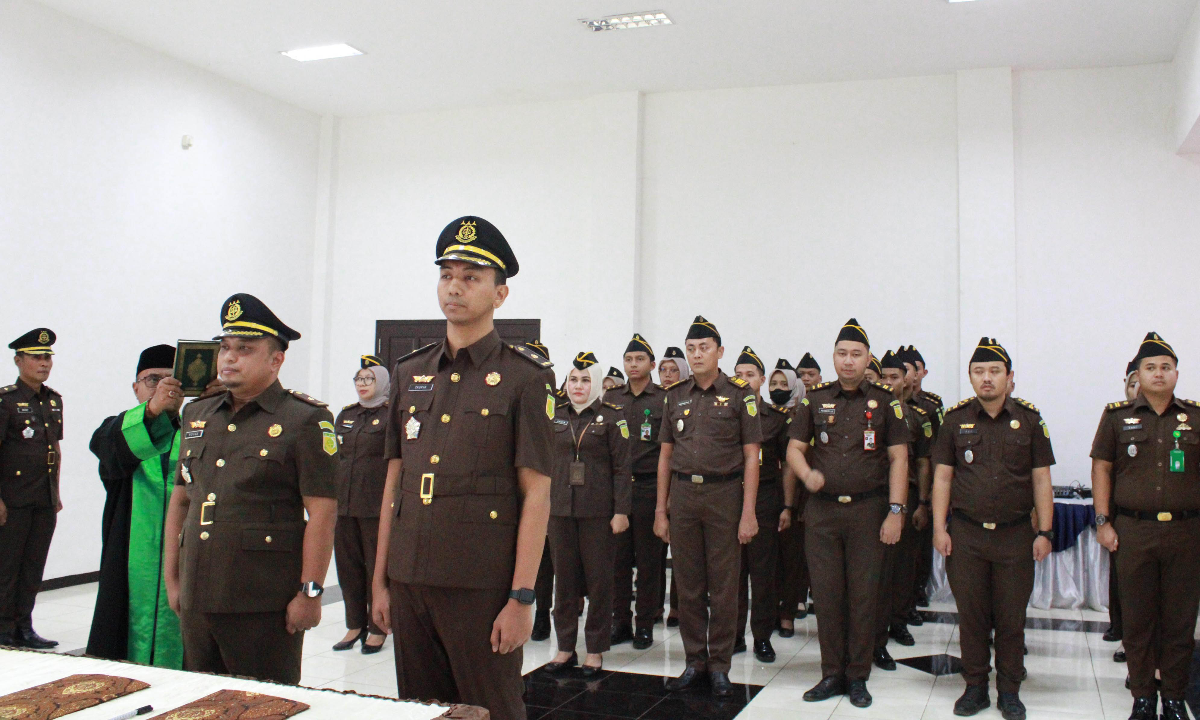 BERGANTI: Kasi Intel Kejari Kabupaten Probolinggo Taufik Eka Purwanto dan Kasi Pidum Novan Arianto saat melaksanakan sertijab.