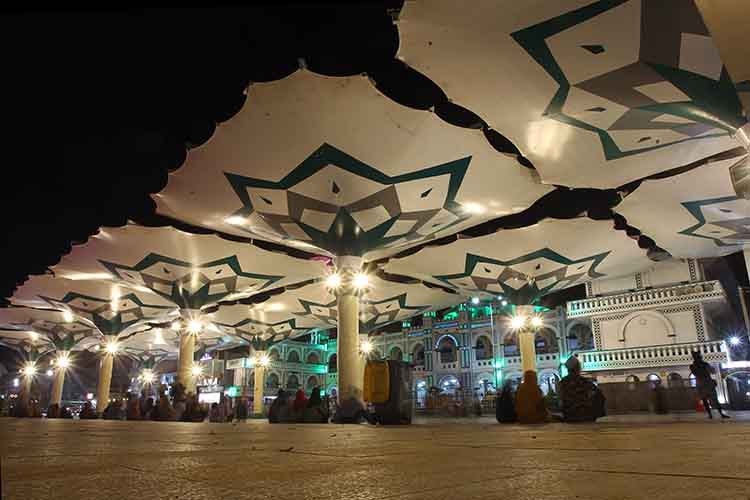 WISATA BARU: Sejumlah warga menikmati keindahan Payung Madinah Kota Pasuruan, beberapa waktu lalu.