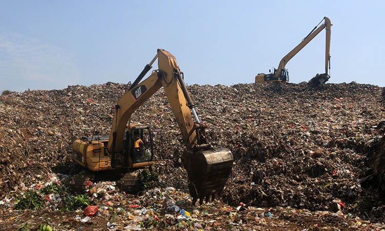 BAKAL DIPERLUAS: Gunungan sampah yang menghiasi TPA Blandongan, Kota Pasuruan. Pemkot berencana untuk memperluas TPA setempat.