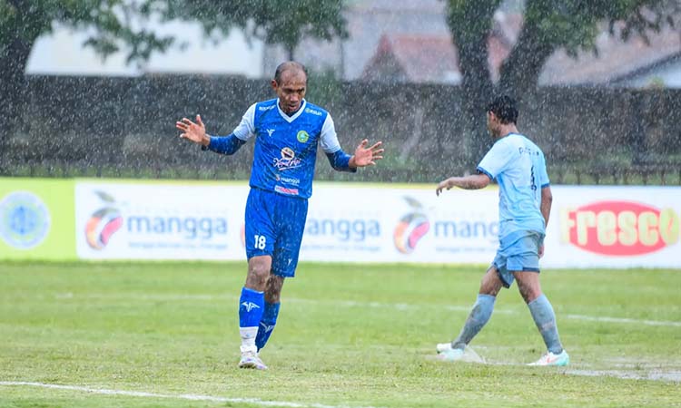 TETAP BUGAR: Aksi Aris Budi Prasetya saat turun membela PSHW. (Istimewa)