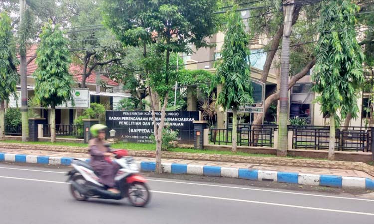 KEBOBOLAN: Suasana depan kantor Bappeda Litbang Kota Probolinggo. (Inneke Agustin/ Radar Bromo)