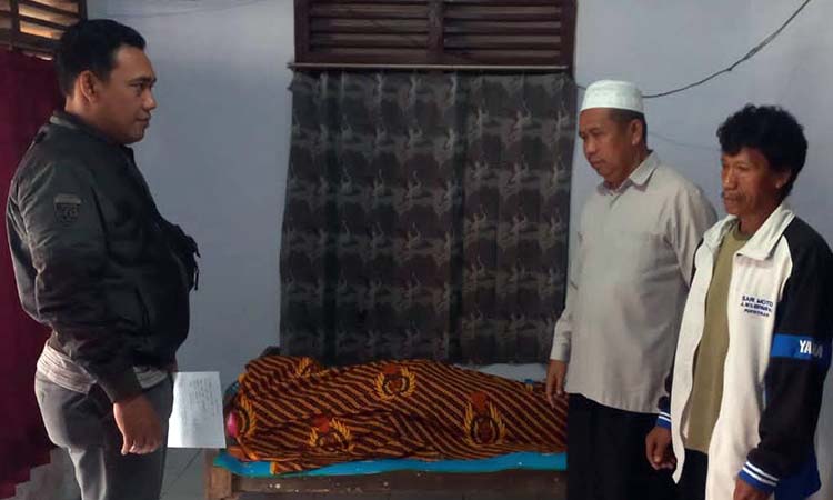 MENDADAK: Korban saat berada di rumah duka. Ia meninggal lantaran diduga sakit yang dideritanya.