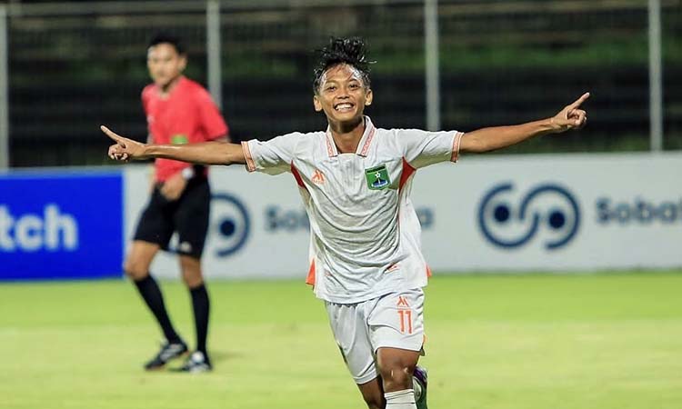 Selebrasi penggawa Persekabpas Nurchaqiqi usai mencetak gol melawan WB FC.