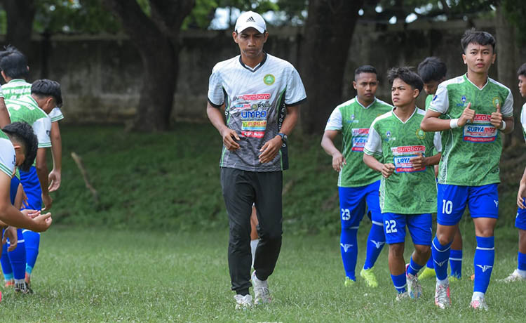 IDENTITAS LAIN: Aris Budi saat melatih di PSHW Ponorogo.&nbsp;
