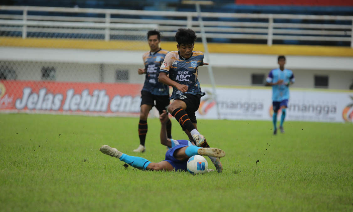BAKAL BERLANJUT: Skuad Persipro 1054 saat berlaga di babak penyisihan Zona Jatim beberapa waktu lalu. Tim asuhan Ahmad Junaidi ini akan berlaga Kembali di babak 32 besar.
