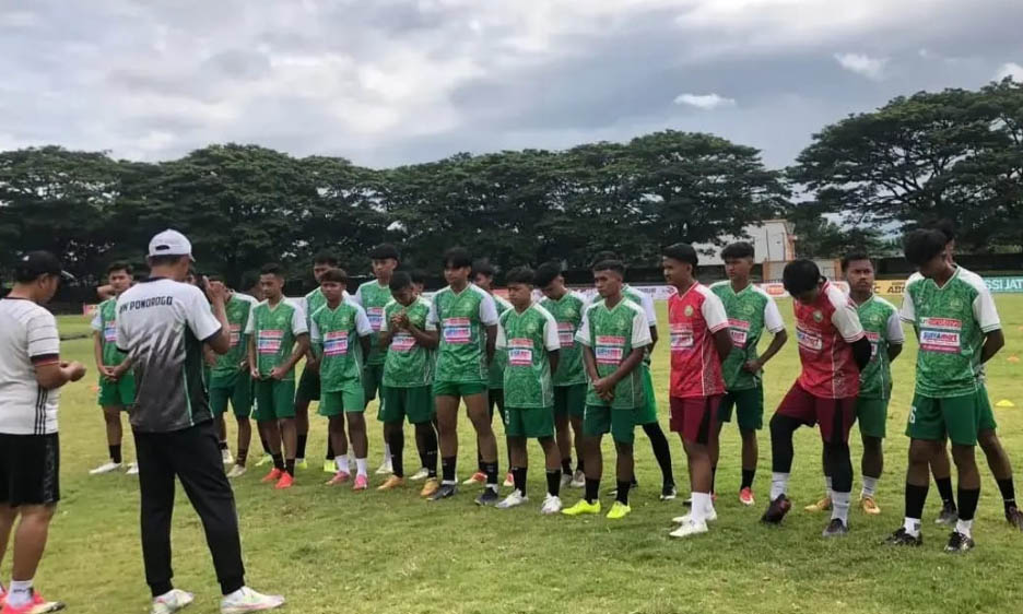 Aris Budi bersama asistennya saat memberi instruksi kepada para pemain PSHW Ponorogo.