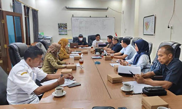Aris Budi (paling kanan) saat bertugas di DPRD Kota Pasuruan.