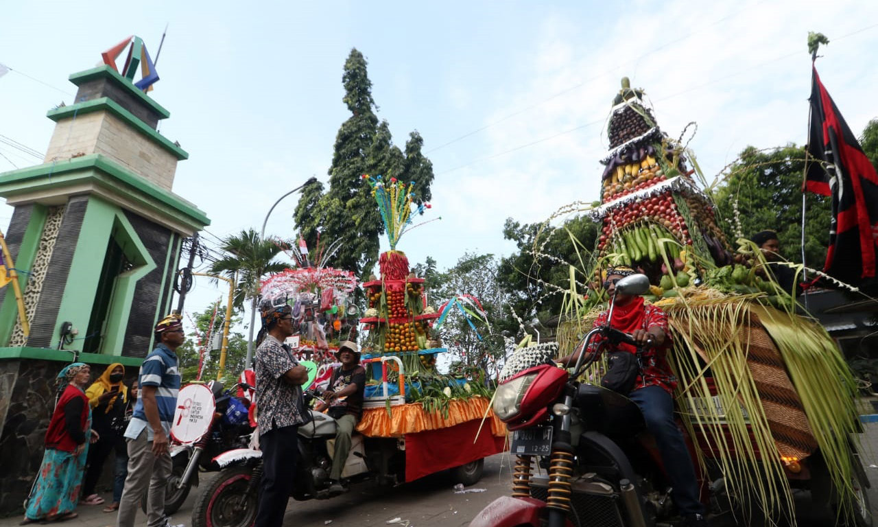 SYUKUR: Hasil bumi yang disiapkan untuk sesajian dalam kegiatan syukuran yang dilakukan oleh warga Desa Sumberdawesari, Kecamatan Grati.