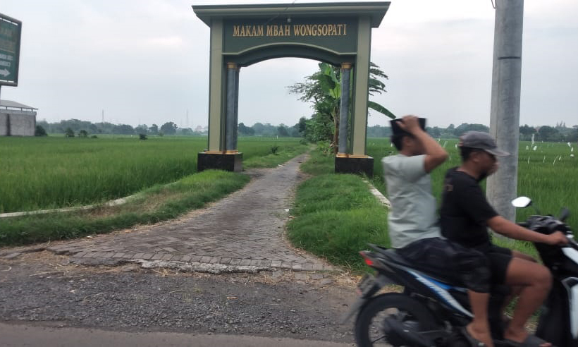 PENANDA: Tugu menuju Makam Mbah Wongso Pati yang ada di Desa Sumberdawesari, Kecamatan Grati. Tugu tersebut, menjadi penanda salah satu tokoh pembabat alas desa setempat.