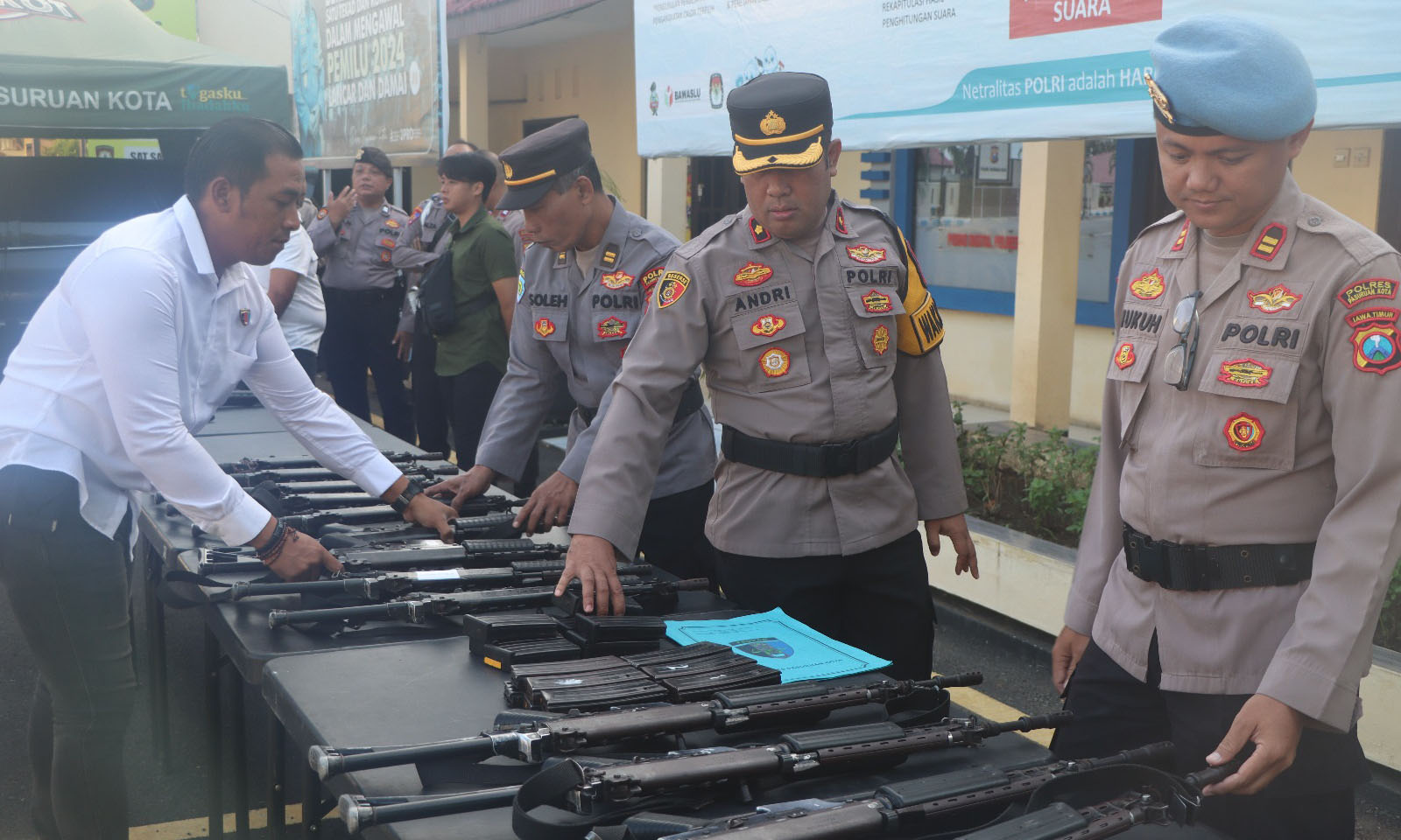 DIPERIKSA: Sejumlah senjata anggota Polres Pasuruan Kota diperiksa. Pemeriksaan berkala ini dilakukan, untuk menghindari pelanggaran.