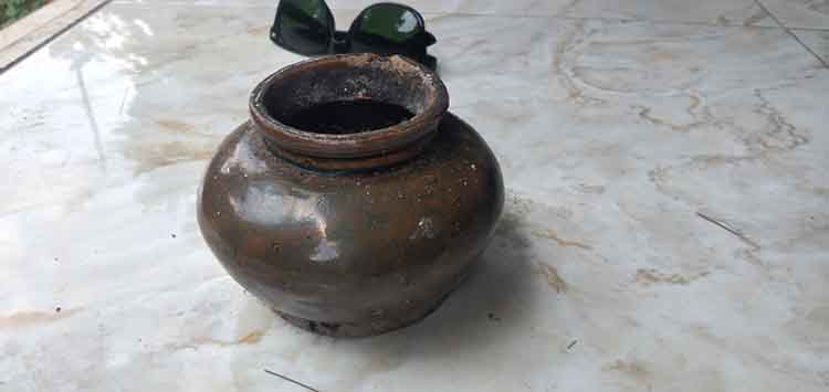 MANGKOK KUNO: Salah satu temuan Komunitas PJSP, berupa mangkok keramik. Barang ini disebut-sebut peninggalan zaman kerajaan Singosari.