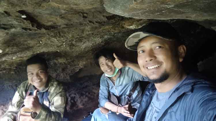 MASUK GUA: Komunitas PJSP menelusuri gua di Kedungrejo, Kecamatan Kejayan, Kabupaten Pasuruan.