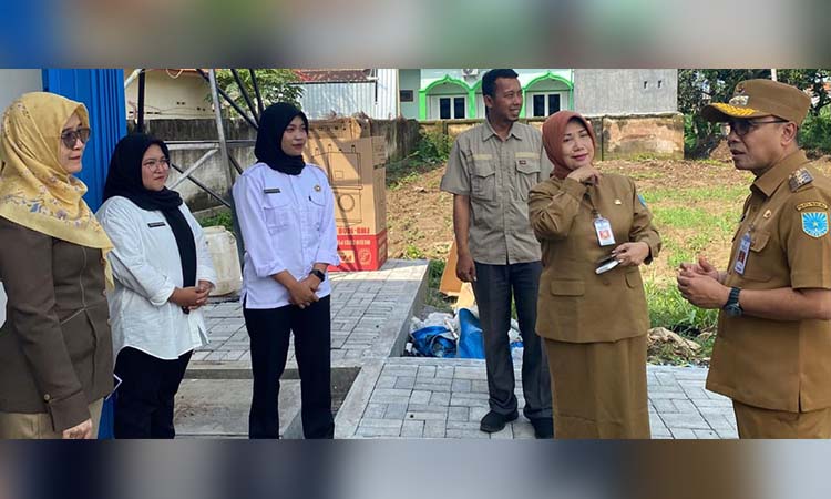 Pj Wali Kota Probolinggo M Taufik dan ketua DPRD Syntha saat melihat langsung dapur umum yang ada di koramil Wonoasih, Kota Probolinggo, beberapa hari lalu.