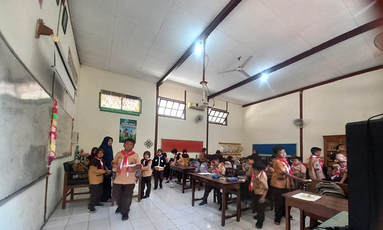 KOKOH: Tampak kuda-kuda kayu yang masih kokoh menopang atap bangunan peninggalan Belanda di SDN Tisnonegaran 1 Kota Probolinggo.