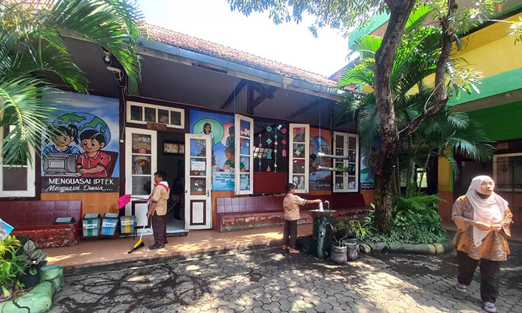 PENINGGALAN BELANDA: Jendela-jendela besar pada ruang kelas 1A dan 2A di SDN Tisnonegaran 1 Kota Probolinggo.