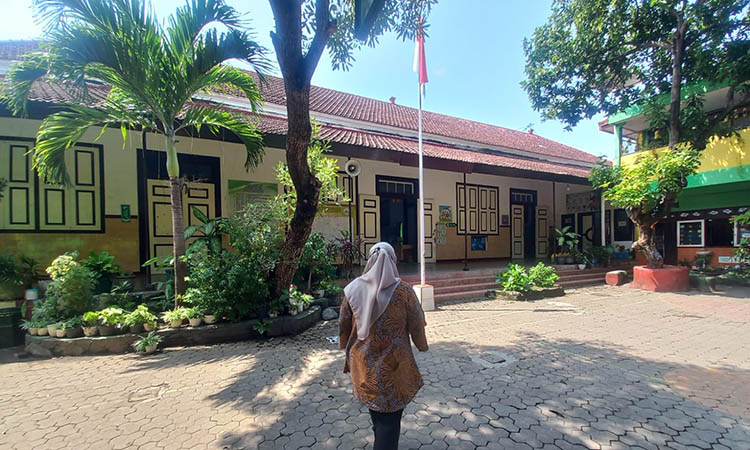 BERUBAH: Ruangan yang dulunya merupakan ruang kelas pada masa ELS, kini menjadi perpustakaan, ruang guru dan tata usaha di SDN Tisnonegaran 1 Kota Probolinggo.