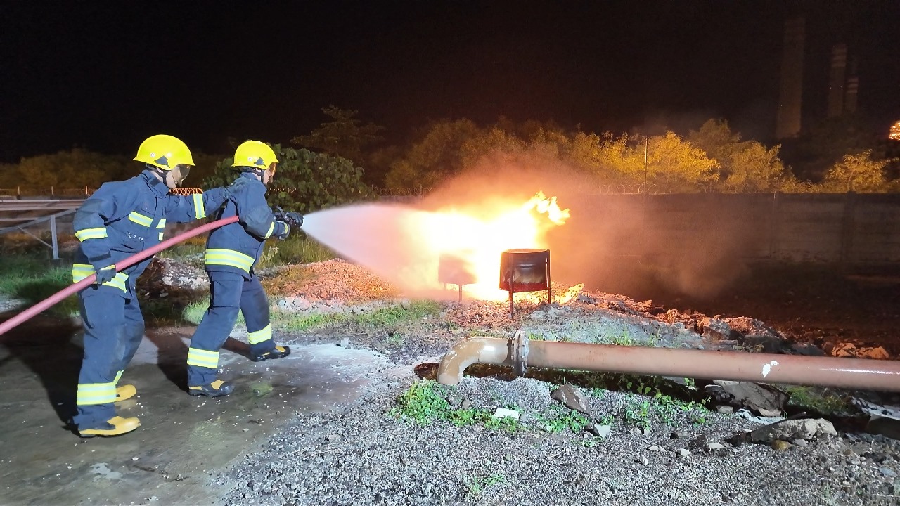 SIGAP: Tim fire and rescue PT PLN Nusantara Power UP Paiton memadamkan api di area gudang LB3.