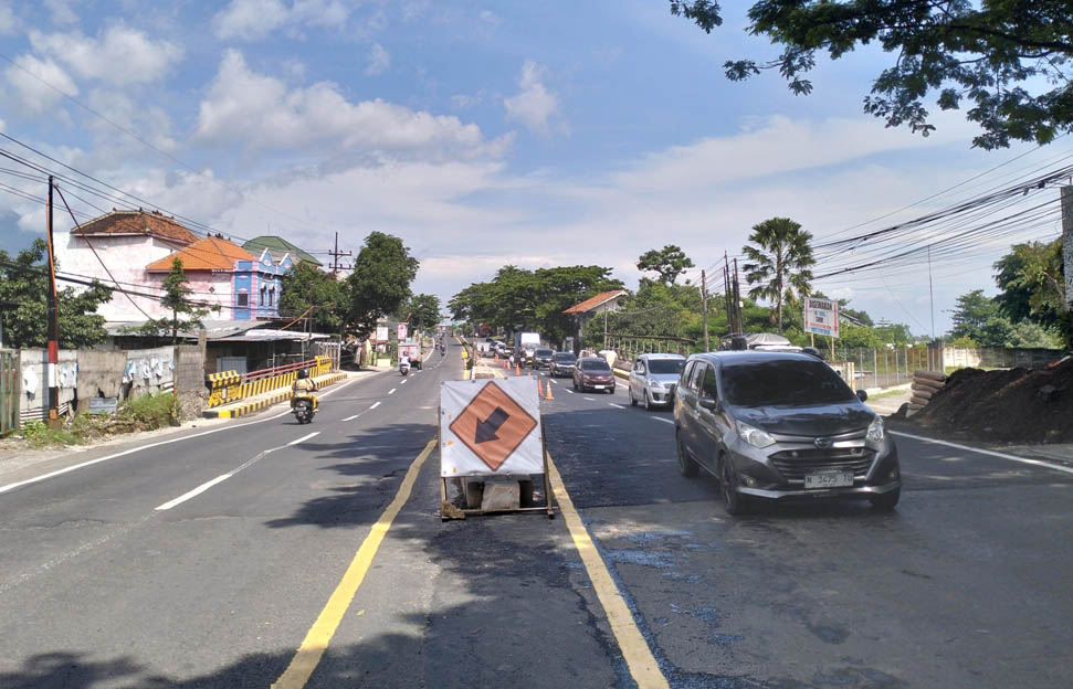 JALAN NASIONAL: Jembatan Jetak di jalur Surabaya - Malang &nbsp;yang dua jalurnya sudah bisa dilalui kendaraan.