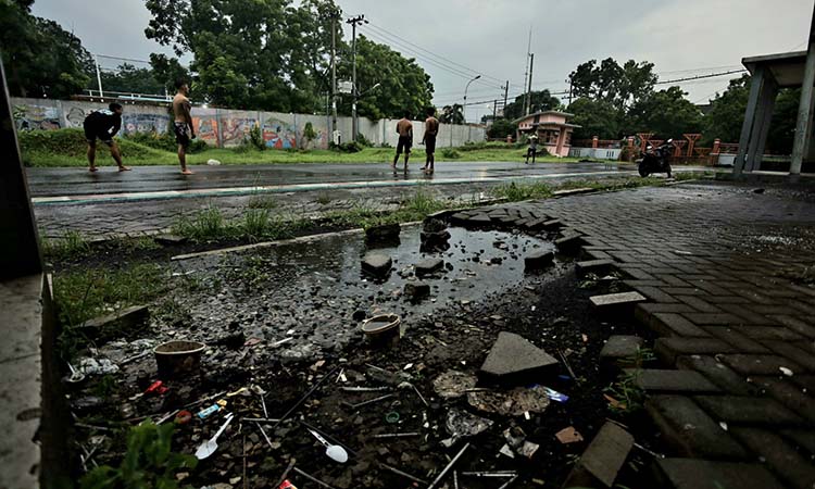 Kondisi salah satu sudut di area GOR Mastrip yang pavingnya semburat. (Zainal Arifin/ Radar Bromo)