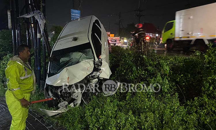 RINGSEK PARAH: Kondisi Daihatsu Sigra usai dihantam KA Blambangan Ekspres di Latek, Bangil, Senin malam (20/1). (Mokhamad Zubaidillah/ Radar Bromo)