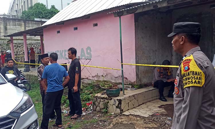 TKP: Petugas memasang garis polisi di tempat usaha yang juga jadi tempat tinggal korban.