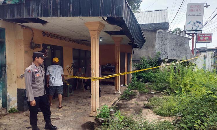 DI_POLICE LINE: Lokasi rumah kosong tempat ditemukannya mesin kasir bakso Melati dipasang garis polisi.